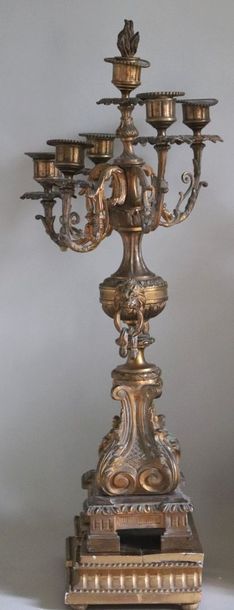 null Garniture de cheminée en bronze comprenant une pendule et une paire de candélabres,...