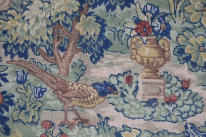 null Paire de tapisseries à riche décor polychrome de verdure animée d'oiseaux, animaux...