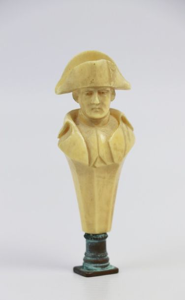 null Cachet en ivoire de Dieppe figurant Napoléon en buste.

Vers 1870-1880.

H_8.1...