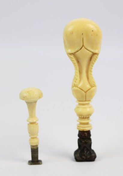 null Deux cachets en ivoire sculpté dont un miniature.

Seconde moitié du XIXème...