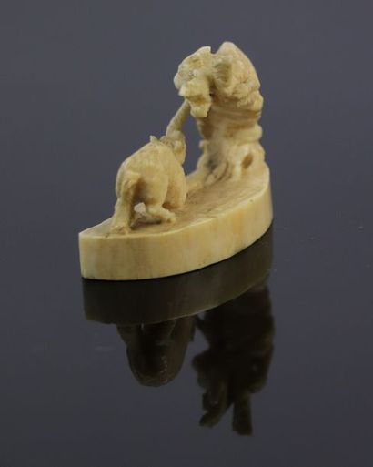 null Groupe en ivoire sculpté figurant la Fable du chat et du renard, d'après La...
