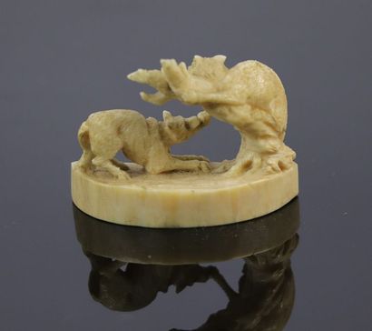 null Groupe en ivoire sculpté figurant la Fable du chat et du renard, d'après La...