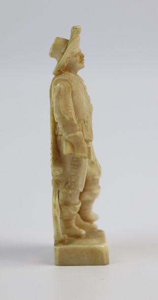 null DIEPPE.
Statuette en ivoire figurant Abraham Duquesne - marquis du Quesne -...
