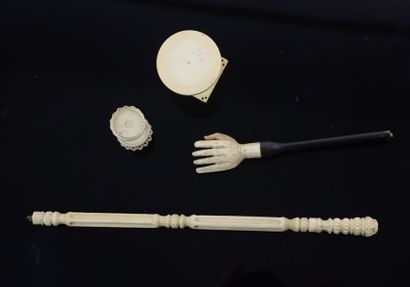 null Ensemble d'objets en ivoire sculpté comprenant un support en ivoire tourné,...