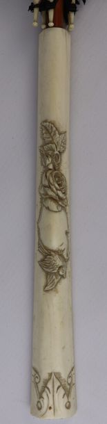null Ombrelle, la prise en ivoire sculpté de roses et d'un oiseau.

Vers 1900.

L_27,5...