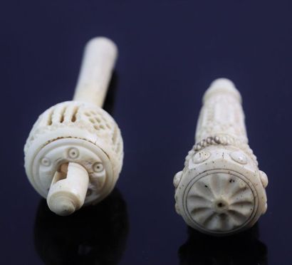 null Hochet formant sifflet et manche de cachet en ivoire sculpté.

XIXème siècle.

H_11...