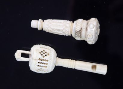 null Hochet formant sifflet et manche de cachet en ivoire sculpté.

XIXème siècle.

H_11...