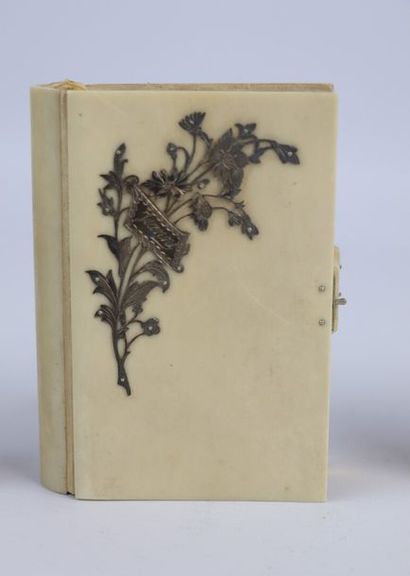 null Ensemble de quatre missels, les reliures en ivoire sculpté ou ornées d'argent.

1877,...