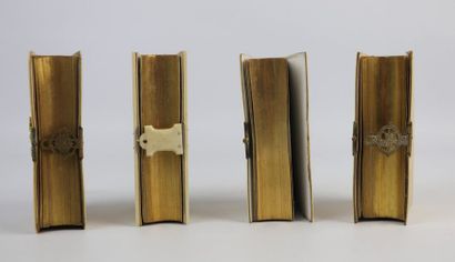 null Ensemble de quatre missels, les reliures en ivoire sculpté ou ornées d'argent.

1877,...