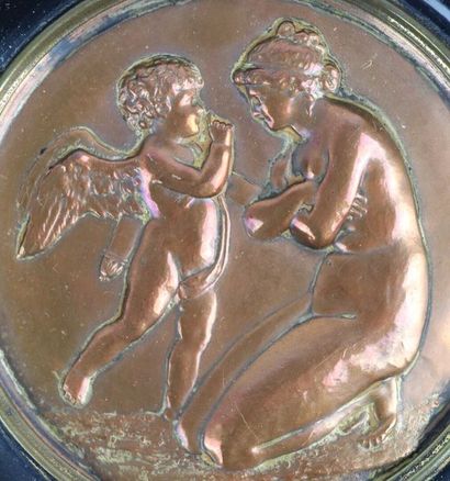 null Paire de médaillons en cuivre repoussé et ciselé figurant Vénus sermonnant l'Amour.

Epoque...