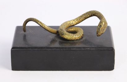 null Presse-papiers formé d'un serpent en bronze reposant sur une base en marbre...