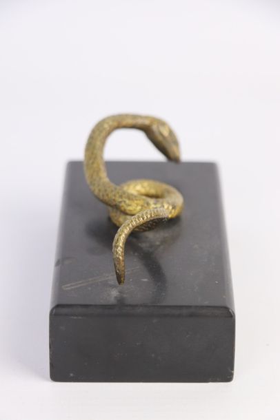 null Presse-papiers formé d'un serpent en bronze reposant sur une base en marbre...