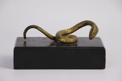 null Presse-papiers formé d'un serpent en bronze reposant sur une base en marbre...