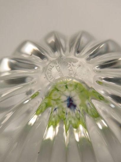 null SAINT-LOUIS.

Boule presse-papiers en cristal, en forme de corolle, avec en...