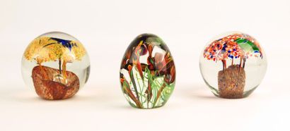 null Ensemble de trois boules presse-papiers en verre à décor stylisé et de fleurs...
