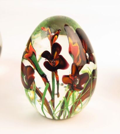 null Ensemble de trois boules presse-papiers en verre à décor stylisé et de fleurs...