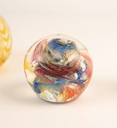 null Ensemble de trois boules presse-papiers en verre à décor stylisé.

L'une située...