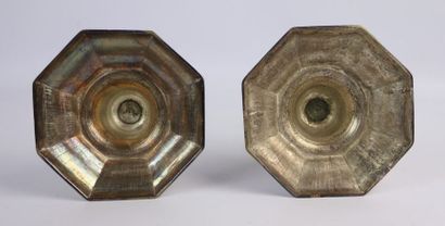 null Paire de bougeoirs en bronze argenté.

XVIIIème siècle.

H_24.5 cm, usures