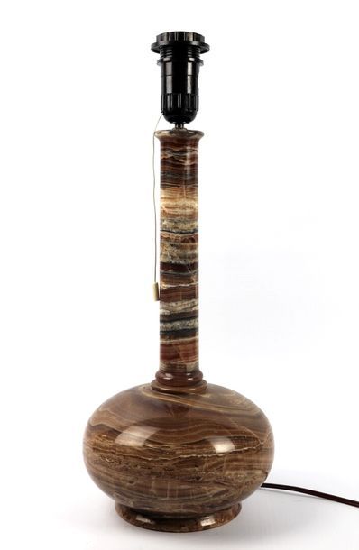 null Vase bouteille à haut col en onyx, monté en lampe.

H_39 cm