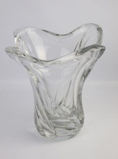 null DAUM France.

Vase de forme libre en cristal.

H_28 cm L_30 cm