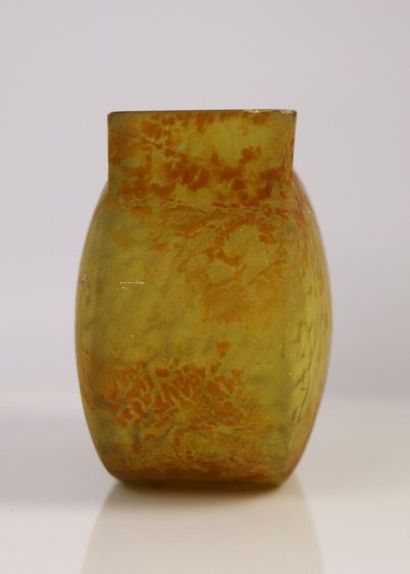 null DAUM, Nancy.

Vase de forme lenticulaire à col droit en verre marmoréen jaune...