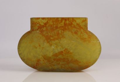 null DAUM, Nancy.

Vase de forme lenticulaire à col droit en verre marmoréen jaune...