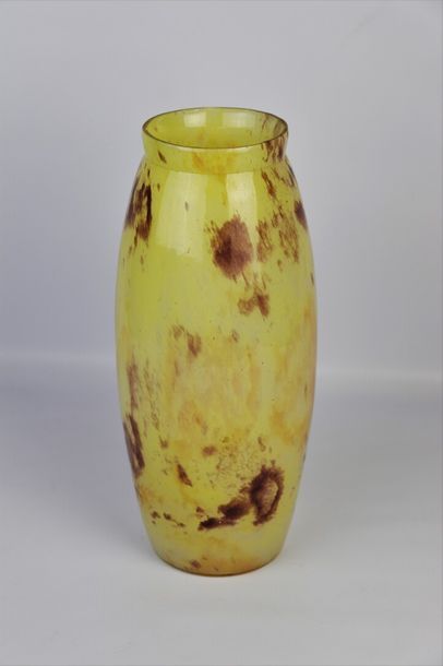 null Vase en verre marmoréen sur fond jaune.

H_34,5 cm