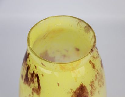 null Vase en verre marmoréen sur fond jaune.

H_34,5 cm