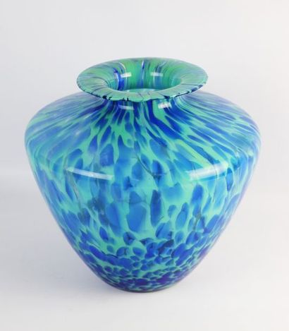 null Vase pansu à col évasé en verre marmoréen bleu et vert.

H_27 cm L_30 cm