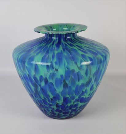null Vase pansu à col évasé en verre marmoréen bleu et vert.

H_27 cm L_30 cm