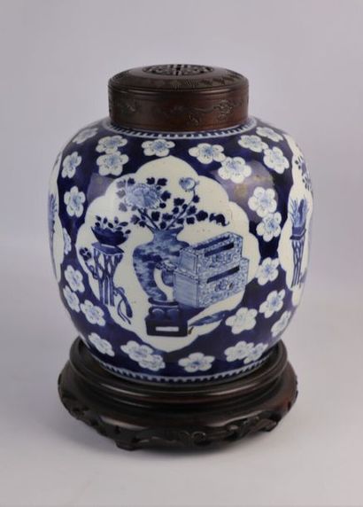 null CHINE.

Pot à gingembre en porcelaine à décor en camaïeu bleu de mobilier chinois...