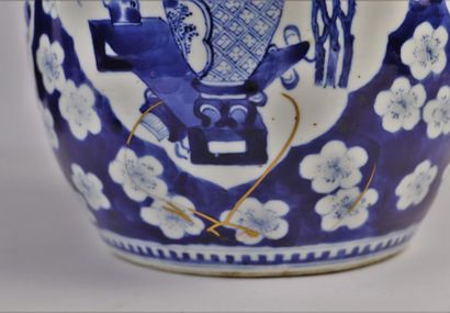 null CHINE.

Pot à gingembre en porcelaine à décor en camaïeu bleu de mobilier chinois...