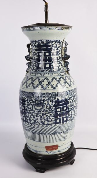 null CHINE.

Vase en porcelaine en camaieu bleu à décor de fleurs, les anses en shi-shi.

Vers...