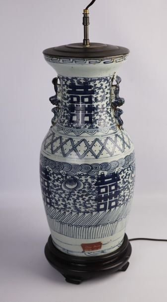 null CHINE.

Vase en porcelaine en camaieu bleu à décor de fleurs, les anses en shi-shi.

Vers...