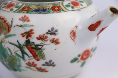 null CHINE.

Théière en porcelaine à décor de végétaux, insectes et oiseau.

Epoque...