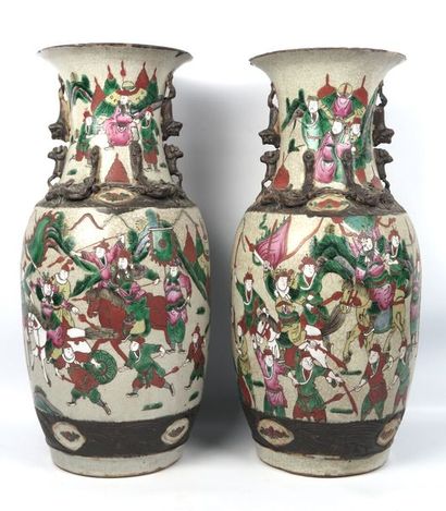 null CHINE, Nankin.

Paire de vases en céramique à décor de guerriers et d'hommes...
