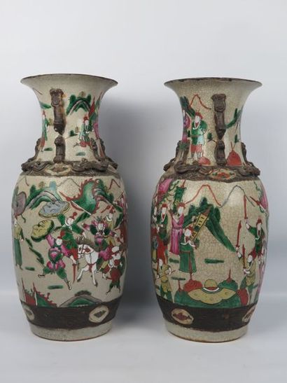 null CHINE, Nankin.

Paire de vases en céramique à décor de guerriers et d'hommes...