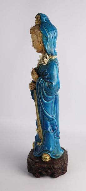 null CHINE.

Sculpture en céramique émaillée bleue, or et beige figurant une dame...