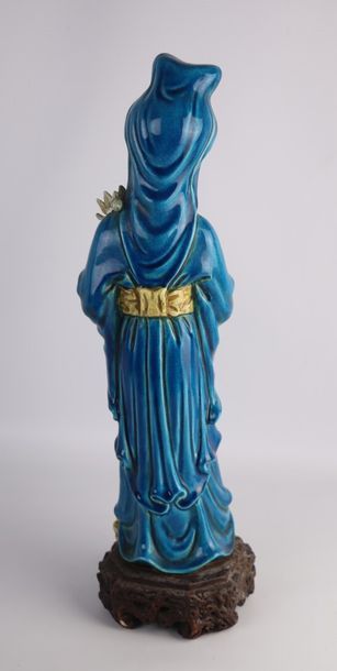 null CHINE.

Sculpture en céramique émaillée bleue, or et beige figurant une dame...
