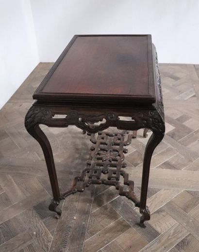 null CHINE.

Table à thé en bois exotique sculpté et ajouré.

XXème siècle, le plateau...
