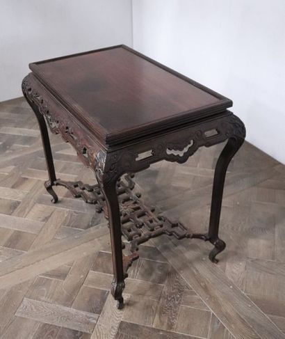 null CHINE.

Table à thé en bois exotique sculpté et ajouré.

XXème siècle, le plateau...