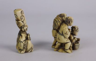null JAPON, vers 1920-1930.

Deux netsuke en ivoire, l'un figurant un groupe, l'autre...