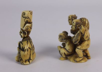 null JAPON, vers 1920-1930.

Deux netsuke en ivoire, l'un figurant un groupe, l'autre...