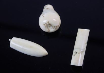 null FRANCE ou JAPON.

Trois objets en ivoire gravé comprenant une boite à poudre...