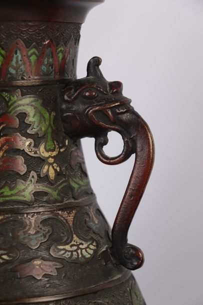 null JAPON.

Paire de vases en bronze à décor émaillé d'un bouddha assis sur une...