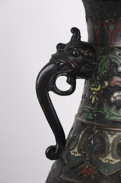 null JAPON.

Paire de vases en bronze à décor émaillé d'un bouddha assis sur une...