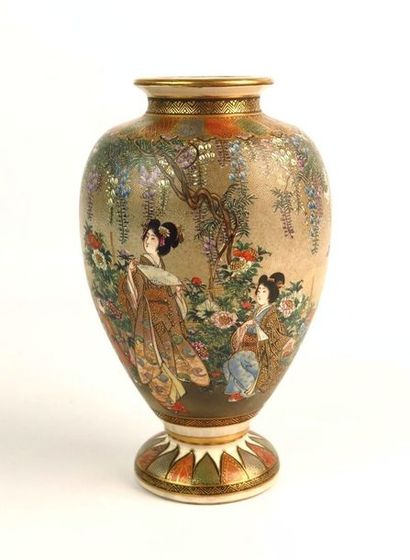 null JAPON, Satsuma.

Vase en céramique à décor de famille sous des glycines.

Signé...