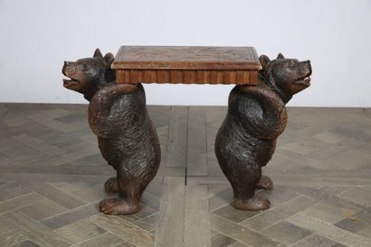null Banc en bois sculpté tenu par deux ours.

Travail de la Forêt Noire de la fin...