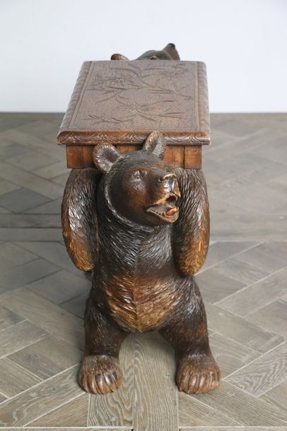 null Banc en bois sculpté tenu par deux ours.

Travail de la Forêt Noire de la fin...