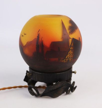 null DEVEAU (actif vers 1920-1930).

Lampe formant veilleuse de forme boule en verre...